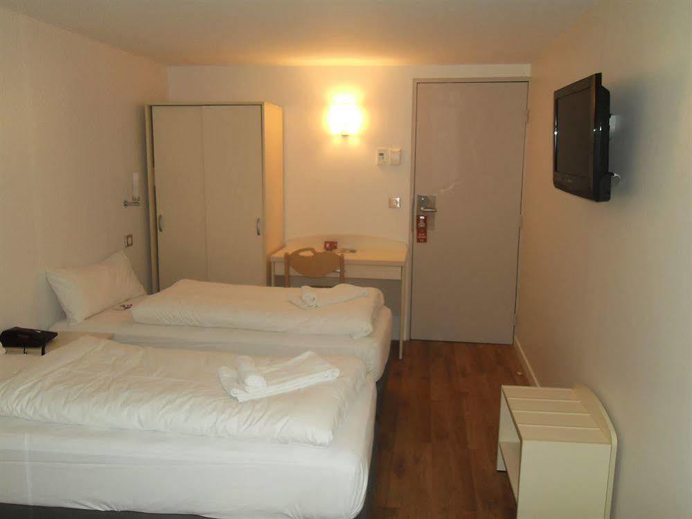Hotel L'Amandier Nanterre Exterior foto